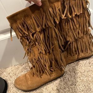 Fringe boots. Size 6 women or 4 kids. Worn few time. In great condition.